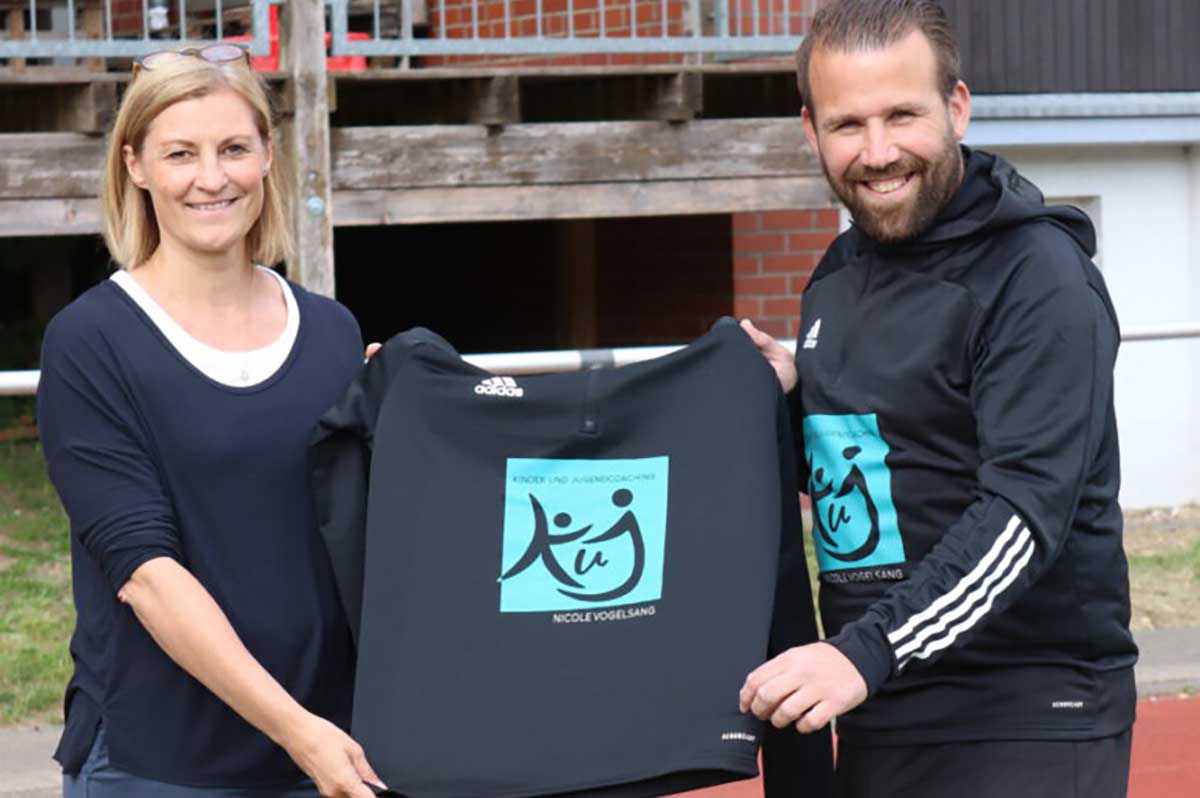 Nicole Vogelsang sponsort die Jugend vom Post TSV Detmold und überreicht Pullis