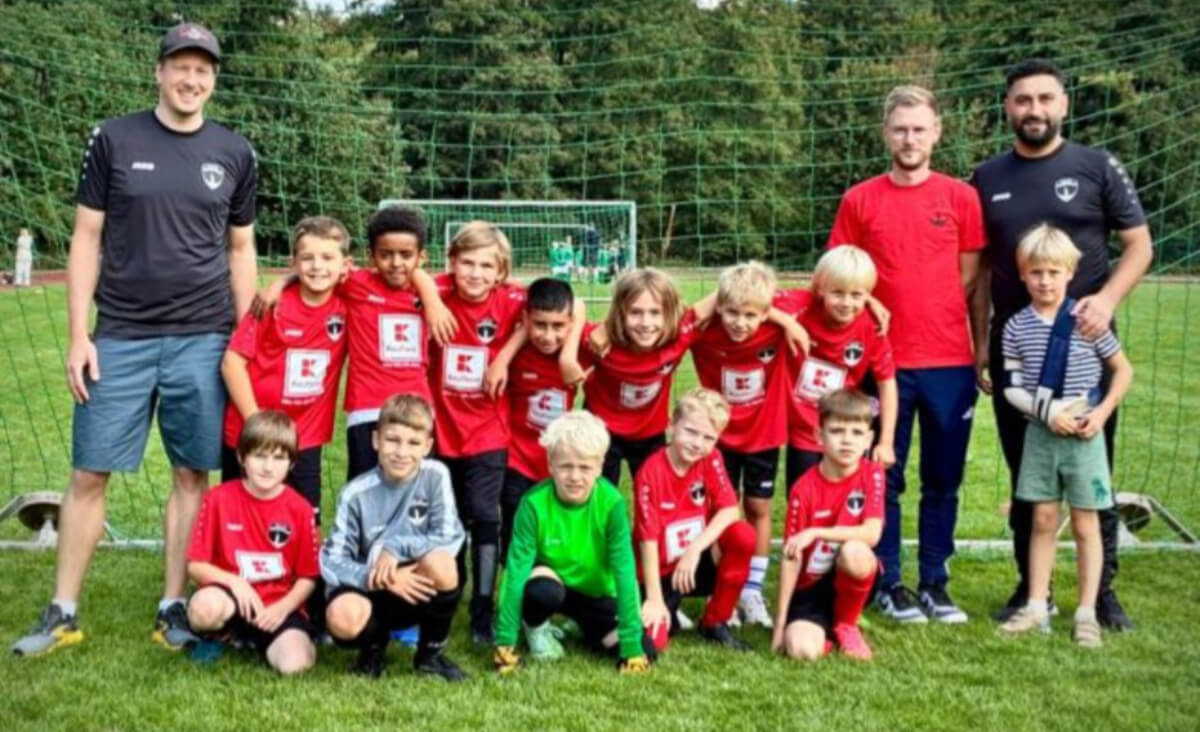 Post TSV Detmold - E-Junioren II - Manschaftsfoto mit Fussballtor im Hintergrund