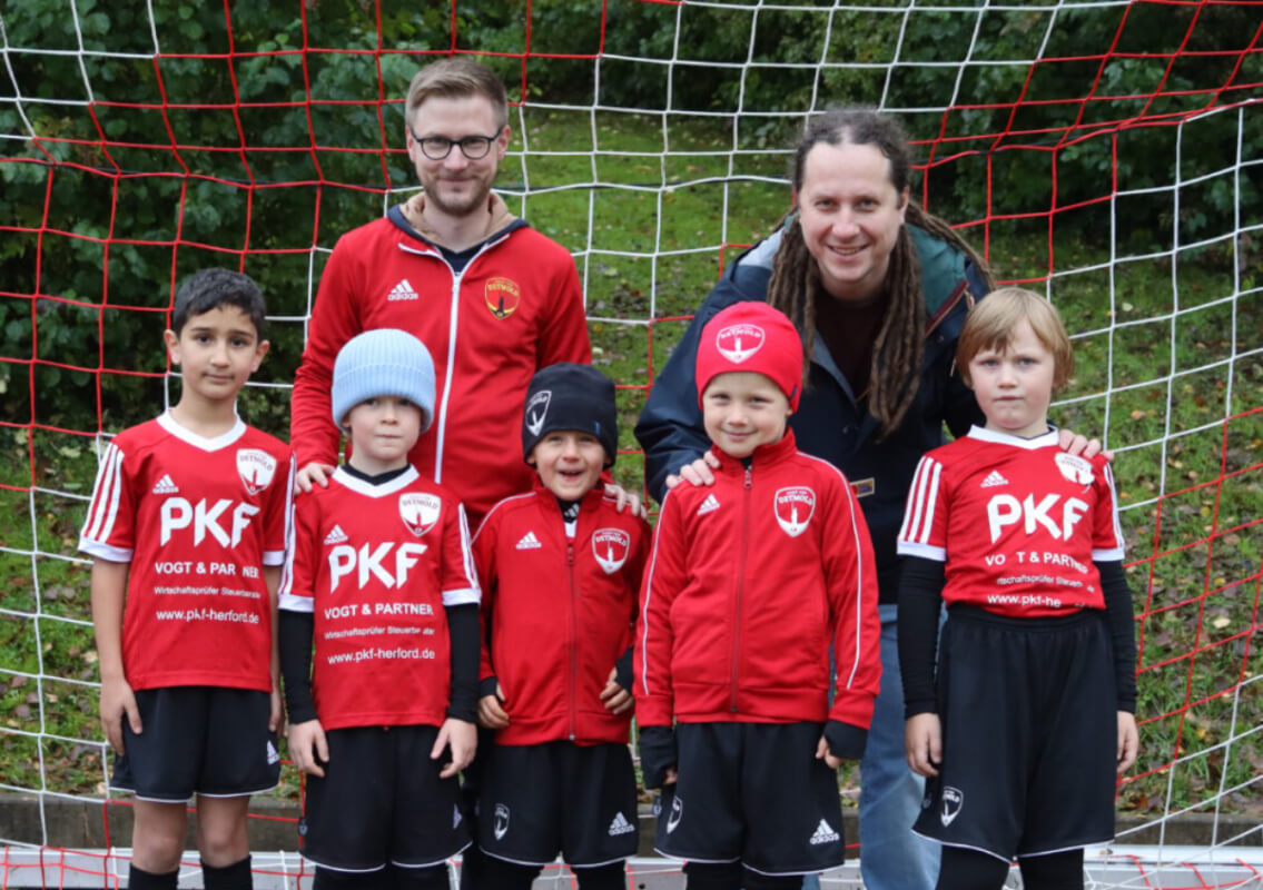 Post TSV Detmold E-Junioren II Mannschaftsfoto mit Betreuer in einem Fussballtor